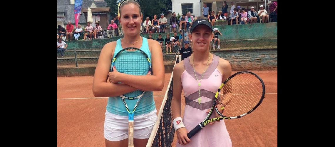  Berta Bonardi junto a Youlia Fedossova su rival en la final en Saint Cast (BERTA BONARDI) 