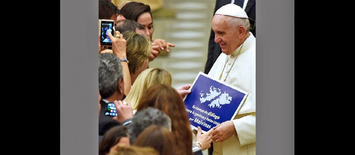  El Papa fue fotografiado con un cartel que impulsa el dilogo por Malvinas (NA) 
