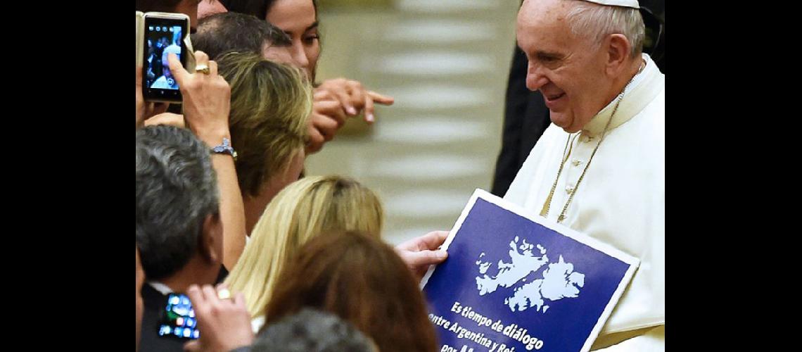  El Papa Francisco con el cartel que pide dilogo a los britnicos (NA)