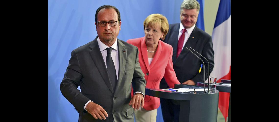  Hollande se reunió con Merkel y pidió una repartición equitativa de los refugiados (NA)