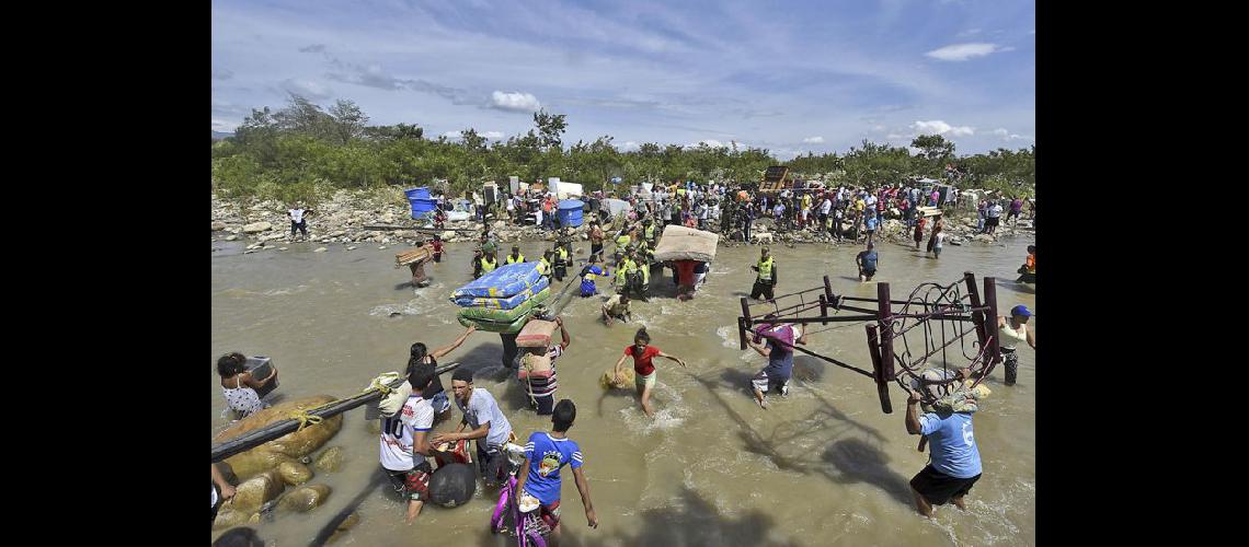  La policía de Cúcuta informó que han pasado por el río sin haber sido deportadas ms de 400 personas (NA)