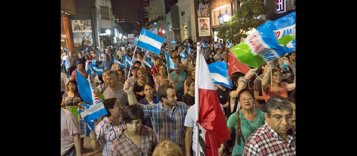 Los tucumanos volvieron a congregarse anoche frente a la Casa de Gobierno (NA)