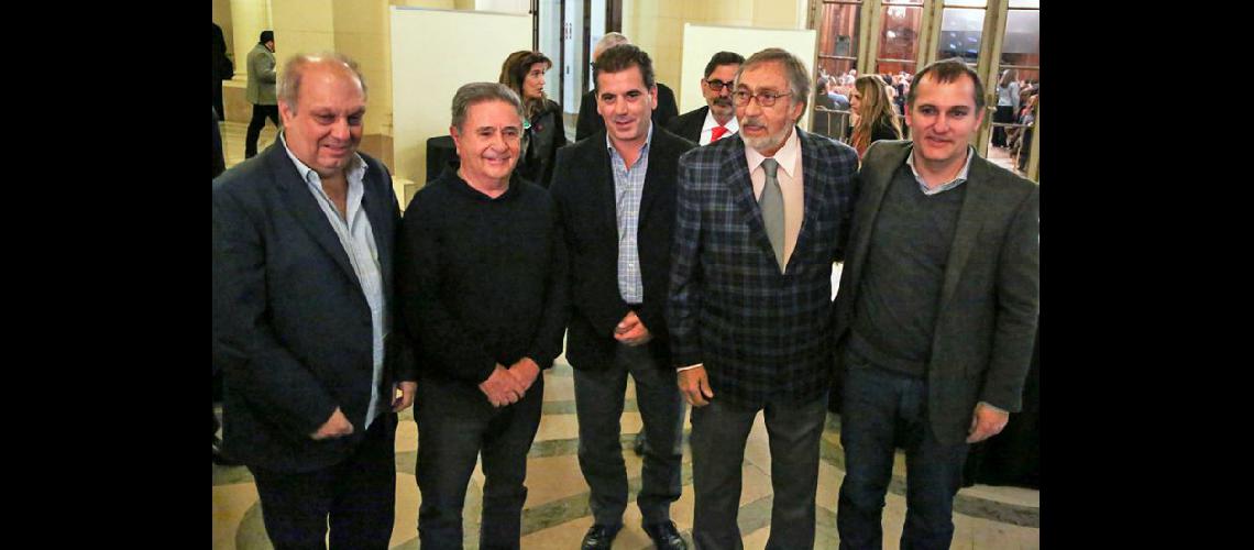  Luis Brandoni rodeado de dirigentes políticos durante el homenaje (NA)