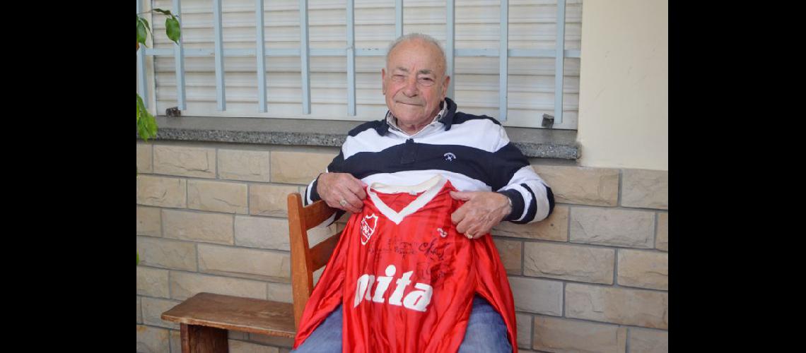 Jacobo Guinni con su camiseta de Independiente el club de sus amores (LA OPINION)