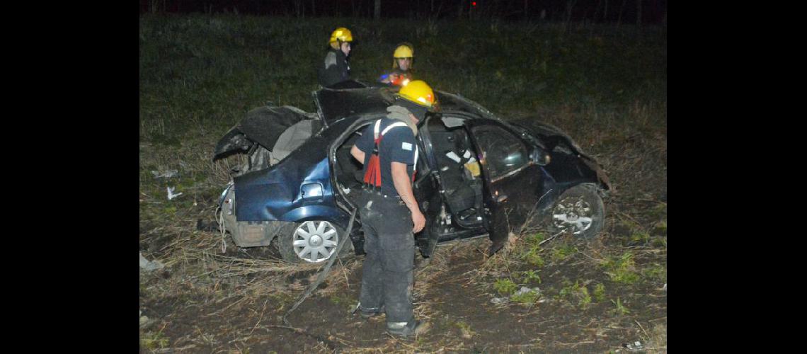  El automóvil Renault Logan quedó destruido tras dar varios tumbos (LA OPINION)