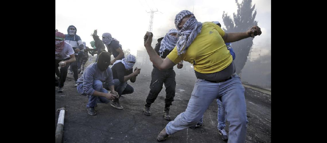  Palestinos arrojan piedras en un cruce contra fuerzas de seguridad israelíes (NA)