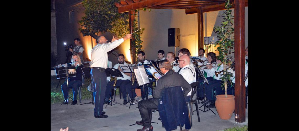  La Banda Municipal dirigida por Jorge Fronti deleitar con sus variadas interpretaciones musicales (LA OPINION)