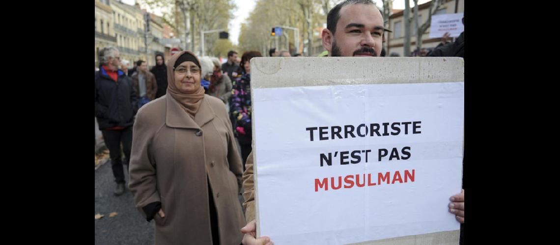  En una marcha en Francia un hombre sostiene una pancarta en la que se lee terrorrista no es musulmn (NA)