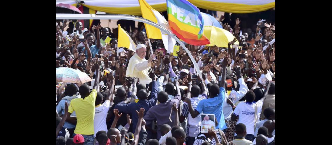  Miles de ugandeses recibieron ayer con alegría y mucha emoción al Papa Francisco (NA)
