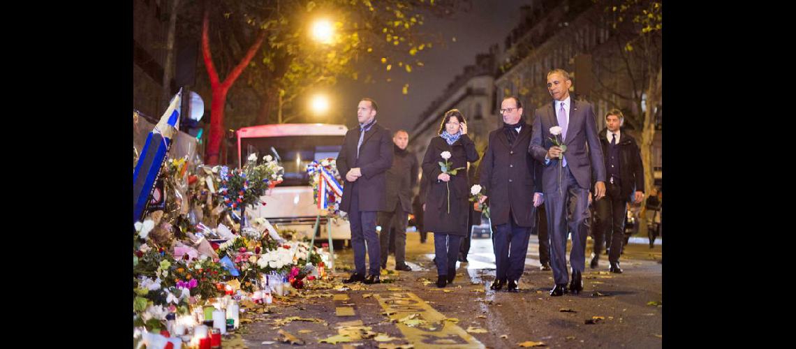  La alcaldesa de París Barack Obama y François Hollande rindieron homenaje a las víctimas de Bataclan (NA) 