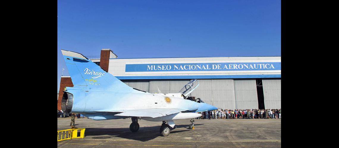 Dos Mirage que combatieron en Malvinas llegaron al Museo