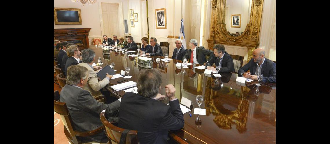  Mauricio Macri y Gabriela Michetti en la primera reunión de gabinete trataron la suba de precios (NA)