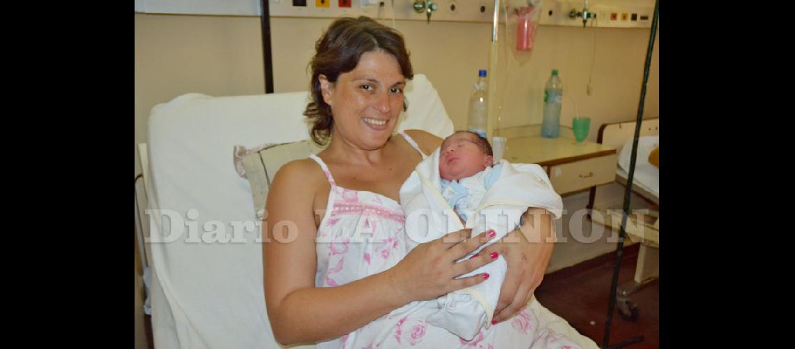  Giovanni Broglio junto a su mam Tamara Bianco fue el primer bebé del año (LA OPINION)