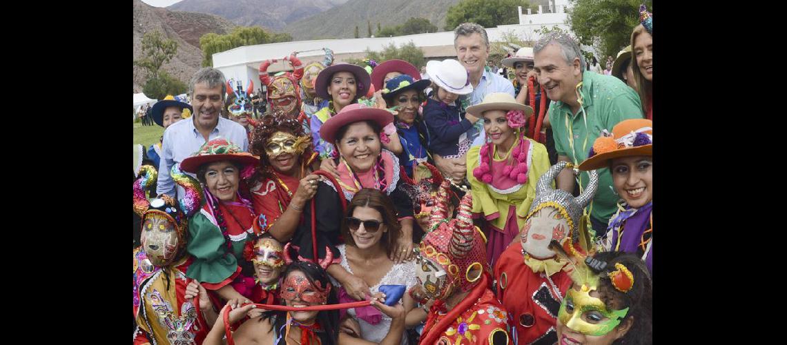  Macri y su familia participaron del comienzo del carnaval de Purmamarca (NA)