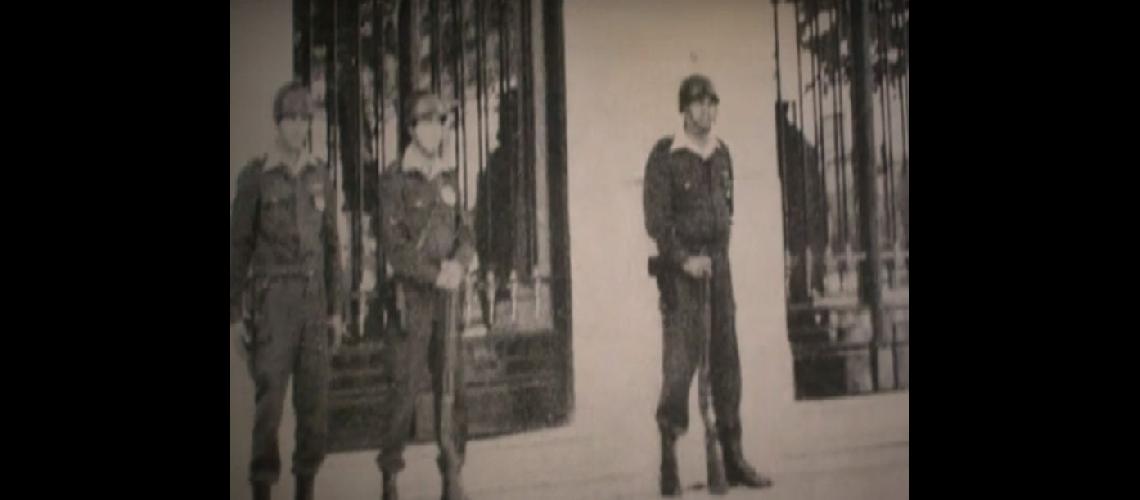  Militares en las puertas de la Municipalidad de Pergamino una postal de aquellos años oscuros (ARCHIVO)