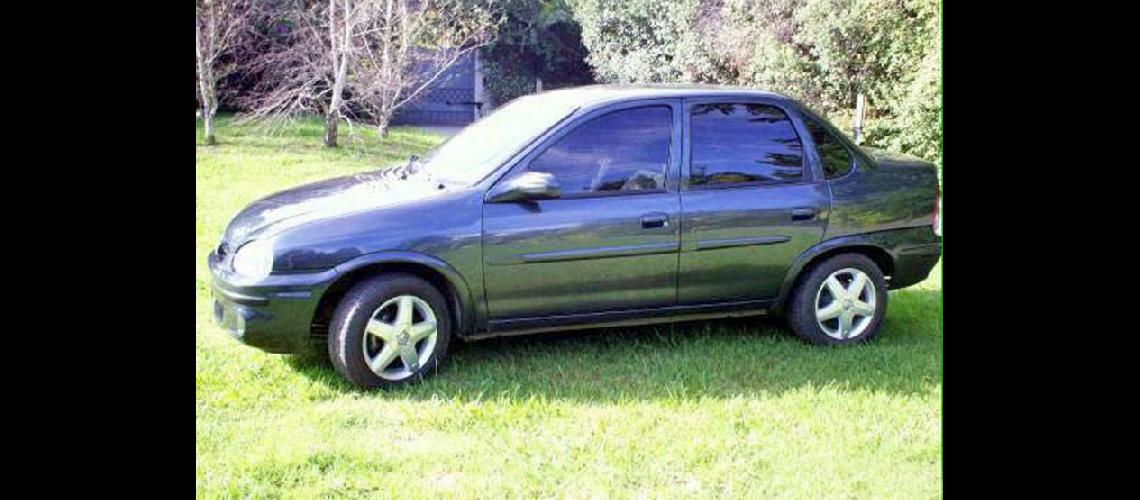  El Chevrolet Corsa gris que utilizaron los delincuentes para cometer los dos intentos de asalto