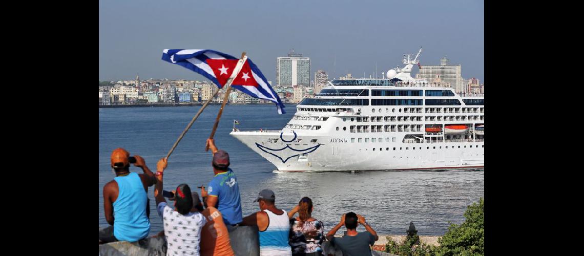  Con 700 pasajeros a bordo el barco Adonia atracó en el puerto de La Habana (TELAMCOMAR)