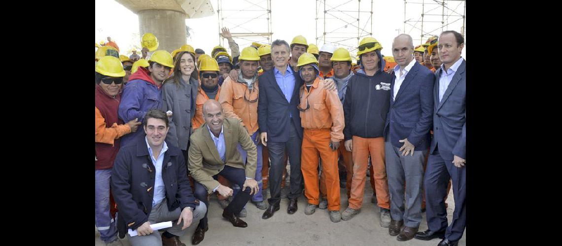  Mauricio Macri rodeado de obreros junto a la gobernadora Vidal y el intendente lomense Insaurralde (NA)