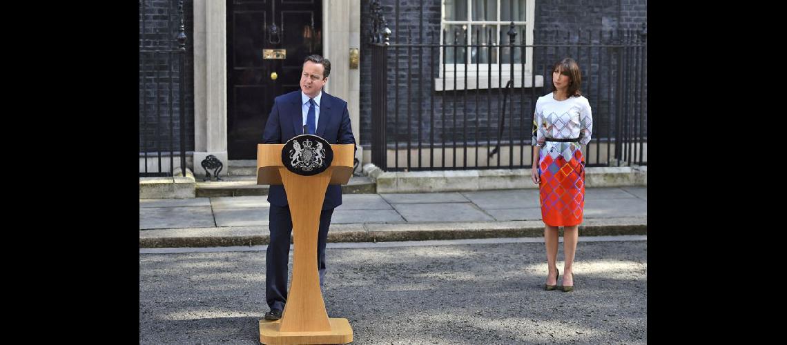 El primer ministro britnico David Cameron anunció su renuncia frente a su domicilio oficial (NA)