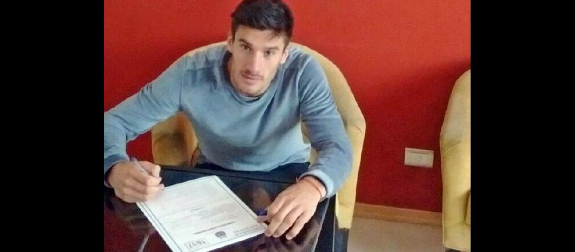  El volante Guillermo Pereira firmó ayer su segundo contrato profesional (PRENSA DE DOUGLAS HAIG)