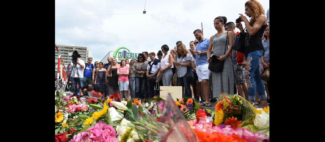  Cientos de personas dejaron flores en el lugar donde murieron las víctimas del tiroteo en Munich (NA)