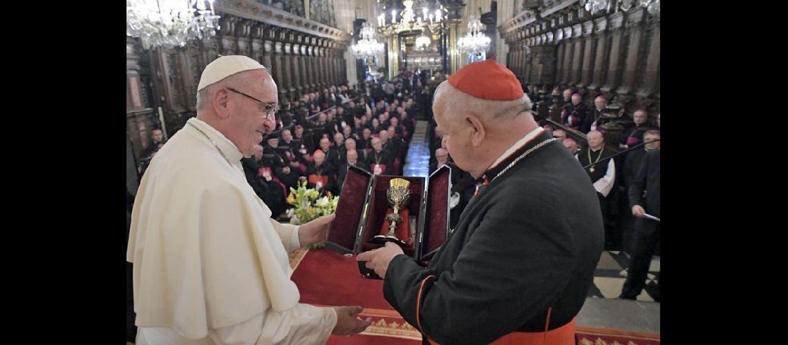  El Papa le entregó un caliz de regalo a Stanislaw Dziwisz prelado polaco de la Iglesia Católica  (NA)