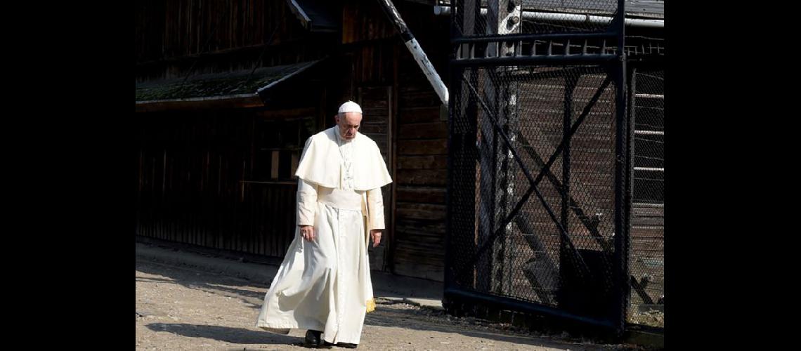  El Papa entró a pie y atravesó solo y en silencio la puerta de Auschwitz (NA)