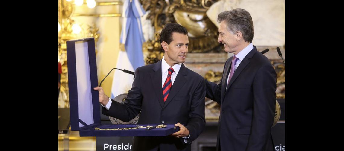  El presidente de México Peña Nieto y el mandatario argentino intercambiaron condecoraciones (NA)