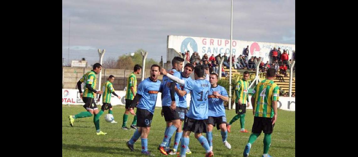  Los jugadores de Juventud celebran el gol de Maximiliano Ferreyra de penal el del triunfo parcial (FACEBOOK- SIN ANESTESIA)