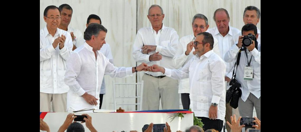  Juan Manuel Santos presidente de Venezuela y Rodrigo Londoño jefe de las Farc firmaron el acuerdo frente a 15 jefes de Estado (ELCOMERCIOPE)