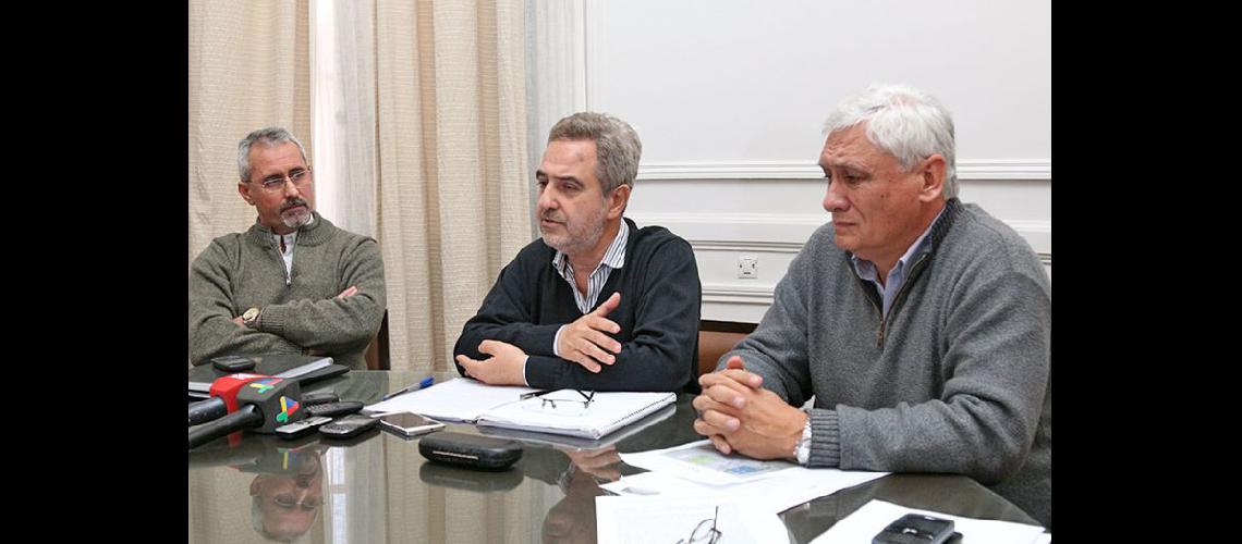  Julio Villarreal José Salauati y Guillermo Illia ayer al frente de la charla con los medios de prensa (LA OPINION)