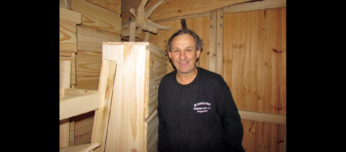  Humberto Rugiati en su carpintería ejerciendo un oficio al que le dedicó gran parte de su vida (LA OPINION)