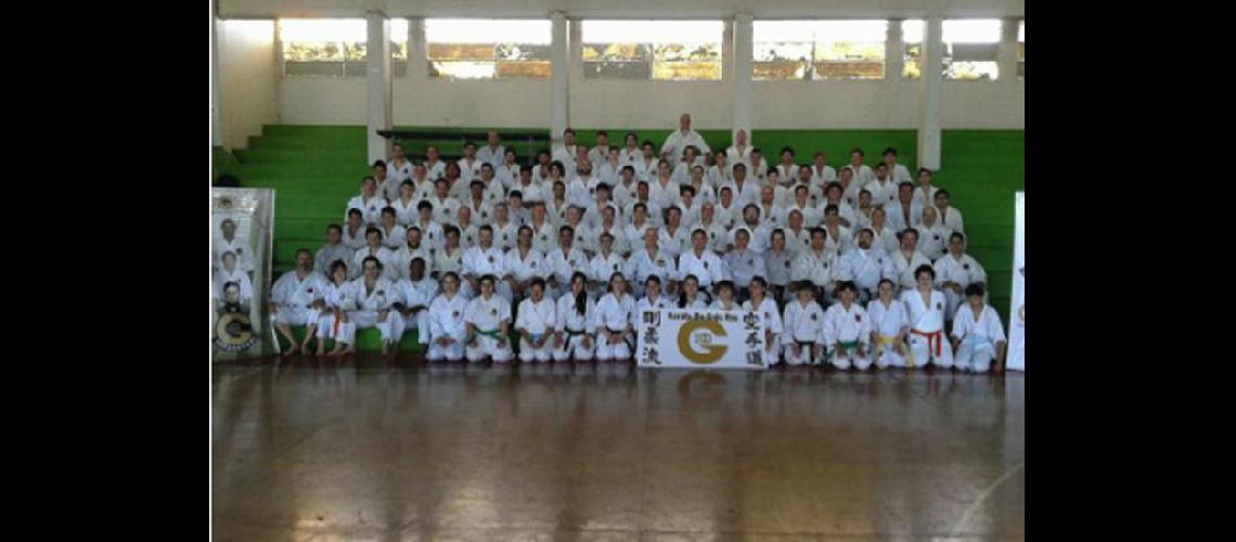  Los karatecas que participaron del 2º Gasshuku Internacional Ogkk en Pergamino del 6 al 9 de este mes (ESCUELA DE KARATE DO OGKK)