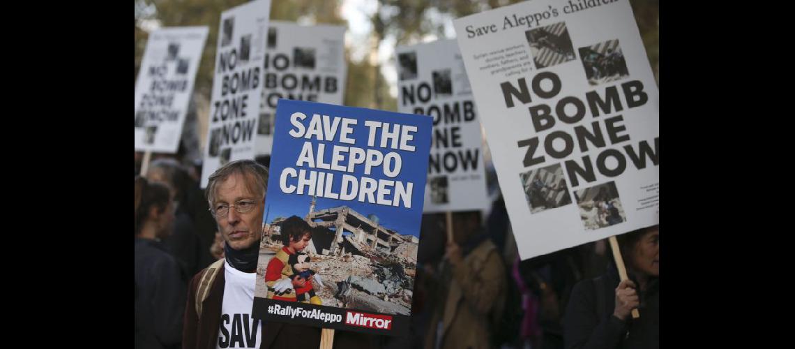  Protesta en Londres pidiendo al gobierno britnico que tomen medidas para salvar a los niños de Aleppo (NA)