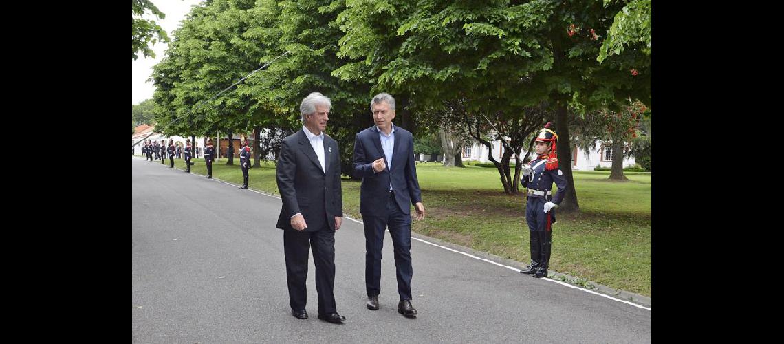  Mauricio Macri recibió al presidente de Uruguay en la Quinta de Olivos donde acordaron temas comunes (NA)