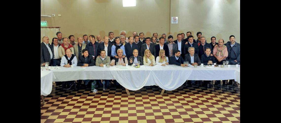  Intendentes de todas las corrientes del peronismo de la provincia se reunieron en la ciudad de Lobos (TELAMCOMAR)