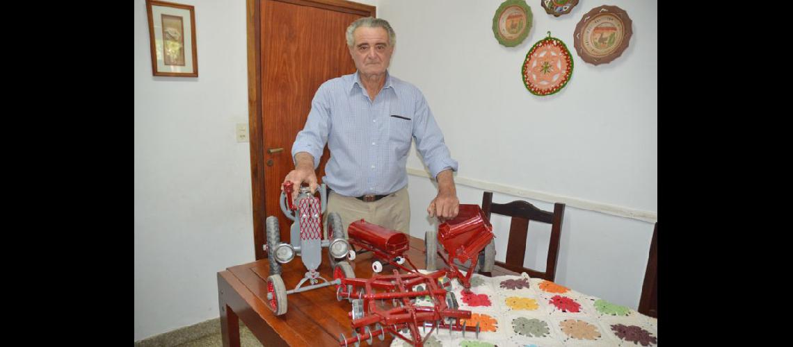  Aldo Risso exhibe uno de sus pasatiempos- construir mquinas agrícolas en miniatura (LA OPINION)