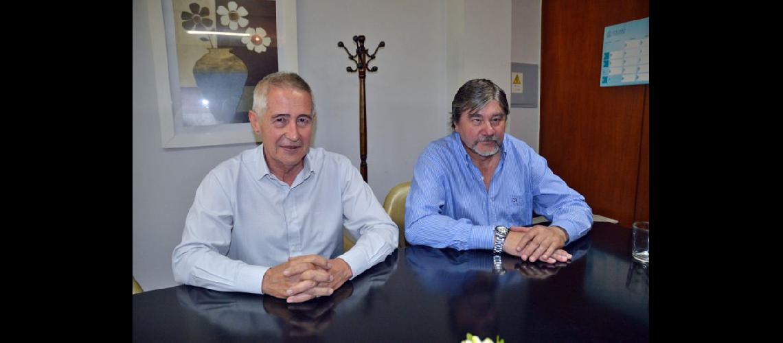  El escribano Alberto Fernndez junto a Juan Carlos Bochicchio referente de la Subsecretaría de Tierras bonaerense (LA OPINION)