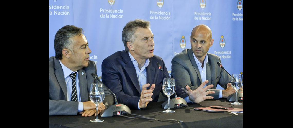  Mauricio Macri flanqueado por el gobernador Cornejo y el ministro de Transporte Dietrich en Mendoza (NA)