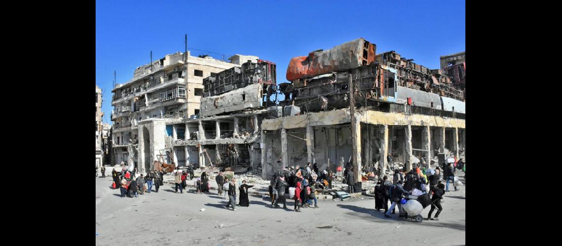  En Alepo cuando los bombardeos cesaron las familias comenzaron a abandonar la ciudad (NA)