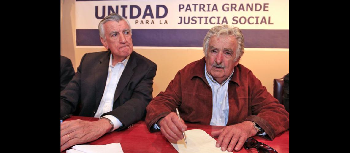  José Pepe Mujica dio una conferencia en la sede del Partido Justicialista flanqueado por Gioja (NA)