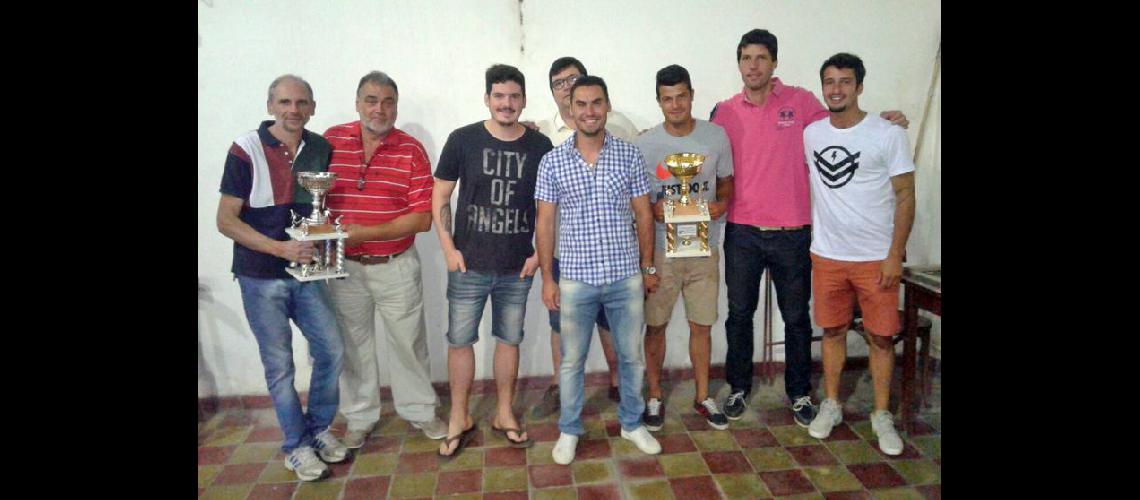  Directivos cuerpo técnico y jugadores de Juventud Obrera de Manuel Ocampo fueron distinguidos por el ascenso (LA OPINION) 