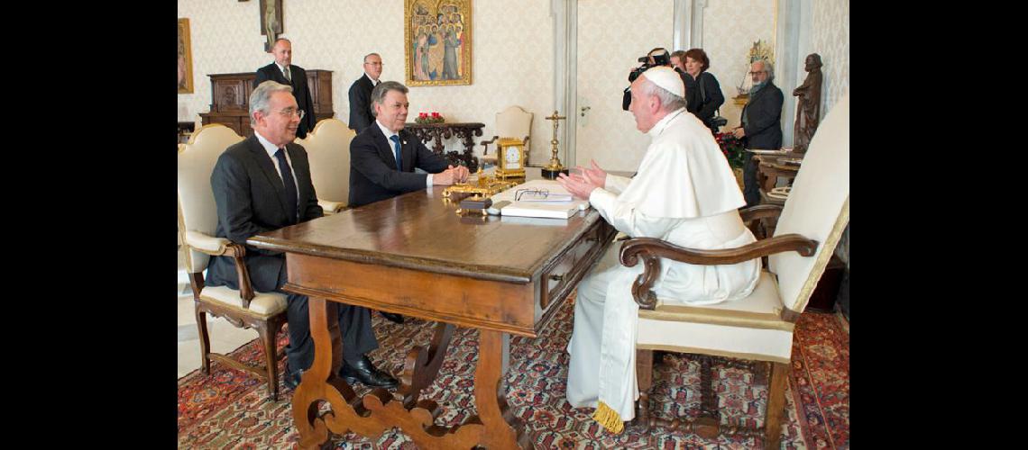  Santos y Uribe primero se reunieron por separado con el Papa y luego mantuvieron un encuentro conjunto (NA)