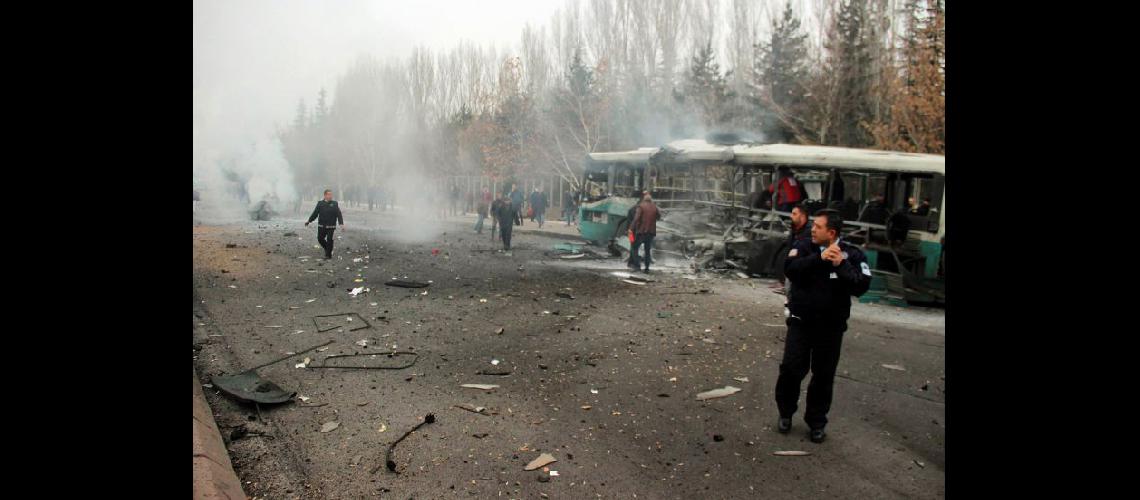  El atentado del coche bomba contra el micro se produjo en una avenida en la que hay varios cuarteles  (TELAMCOMAR) 