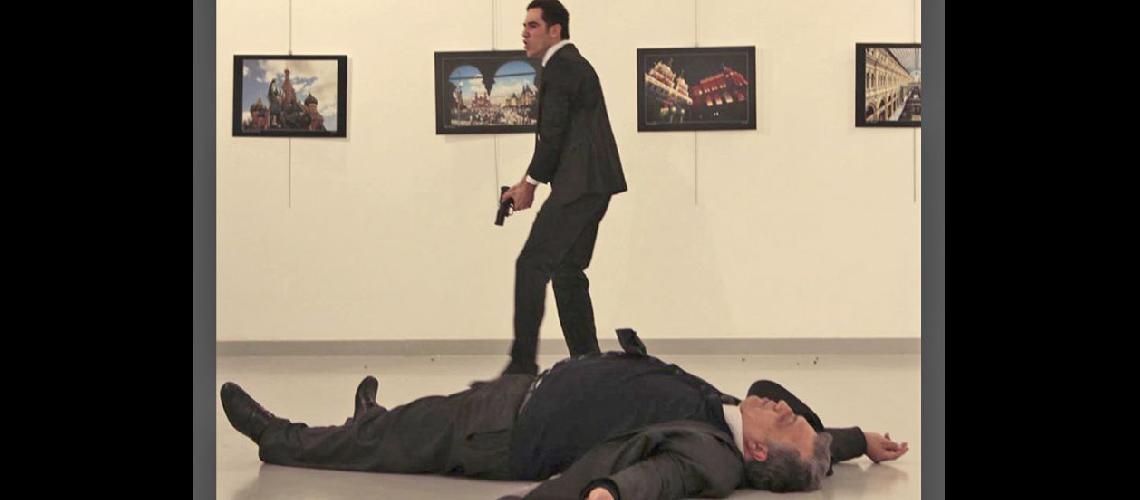  El diplomtico asesinado estaba inaugurando una muestra sobre fotografía (NA)