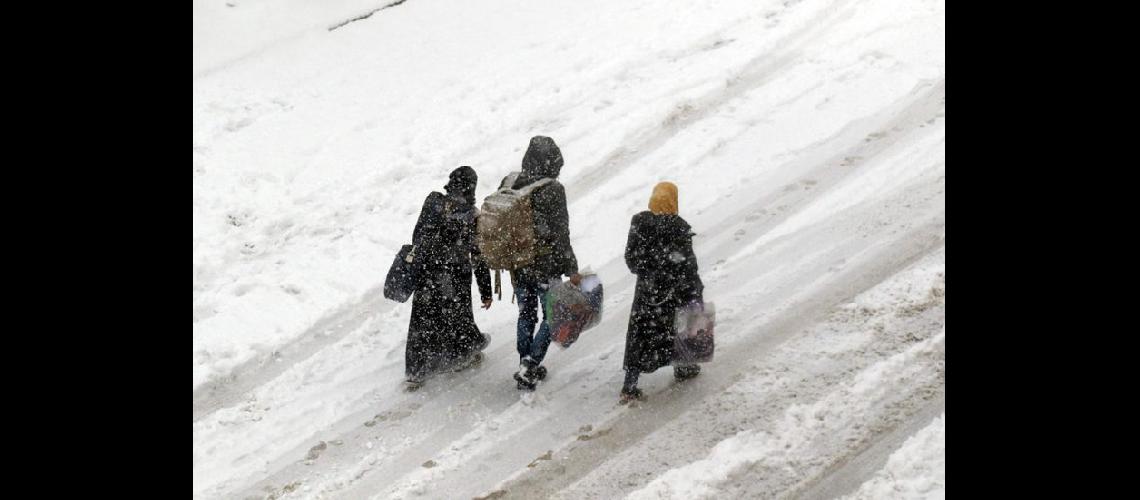  Una tormenta de nieve dificultó ayer la salida de los convoyes de la segunda ciudad de Siria (NA)