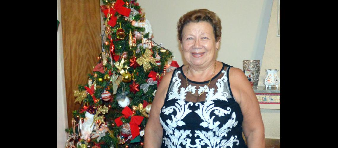  Mirtha Bregains junto al rbol que le regaló su madre hace años manteniendo el espíritu de la Navidad (LA OPINION) 