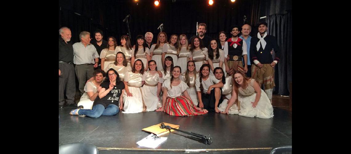 El elenco completo del espectculo Mujeres Argentinas- el Coro Femenino músicos y bailarines (HUGO RAMALLO)