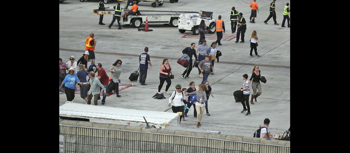  Los pasajeros corrieron para ponerse a salvo y cientos de personas se congregaron sobre la pista (NA)