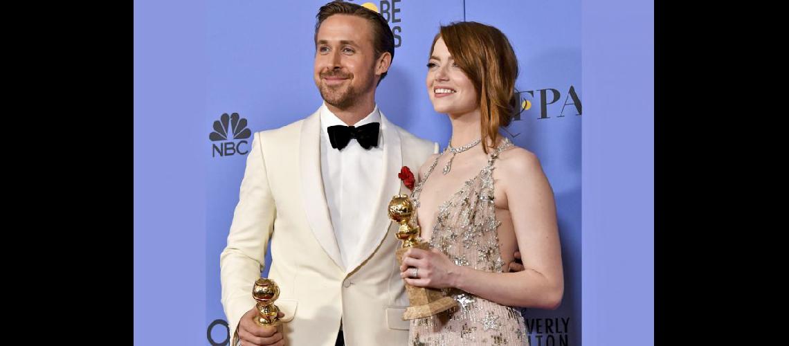  Gosling y Stone posan con sus premios Mejor Actriz y Mejor Actor (TELAM)